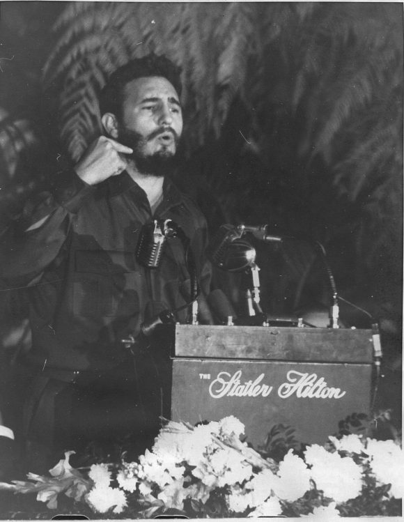 Fidel Castro pronuncia un discurso ante la Asociación de Editores de Prensa en el Hotel Slatler Hilton, 17 de abril de 1959. Foto: Revolución/Sitio Fidel Soldado de las Ideas. Fidel Castro pronuncia un discurso ante la Asociación de Editores de Prensa en el Hotel Slatler Hilton, 17 de abril de 1959. Foto: Revolución/Sitio Fidel Soldado de las Ideas.