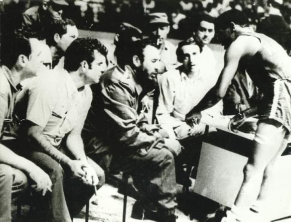 Fidel Castro y Orlando Martínez, primer campeón olímpico después del triunfo de la Revolución. Foto: Archivo Fidel Castro y Orlando Martínez, primer campeón olímpico después del triunfo de la Revolución. Foto: Archivo
