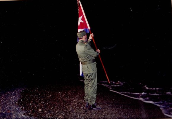 Fidel en Playitas de Cajobabo el 11 de abril de 1995. Foto: Fidel soldado de las ideas. Fidel en Playitas de Cajobabo el 11 de abril de 1995. Foto: Fidel soldado de las ideas.