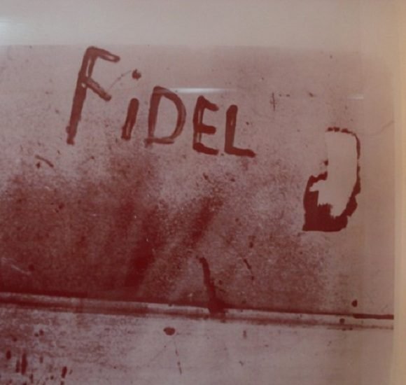 El miliciano Eduardo García Delgado, víctima del criminal bombardeo en las bases aéreas cubanas, escribe con sangre el nombre de Fidel, el 15 de abril de 1961. El miliciano Eduardo García Delgado, víctima del criminal bombardeo en las bases aéreas cubanas, escribe con sangre el nombre de Fidel, el 15 de abril de 1961.