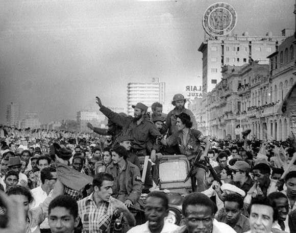 La Caravana pasó por el Malecón rumbo a La Rampa, Calle 23, y el río Almendare hacia su destino final, el campamento de Columbia. Foto: Perfecto Romero. La Caravana pasó por el Malecón rumbo a La Rampa, Calle 23, y el río Almendare hacia su destino final, el campamento de Columbia. Foto: Perfecto Romero.