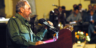 Fidel durante su intervención en el Aula Magna de la Universidad de La Habana el 17 de noviembre de 2005.