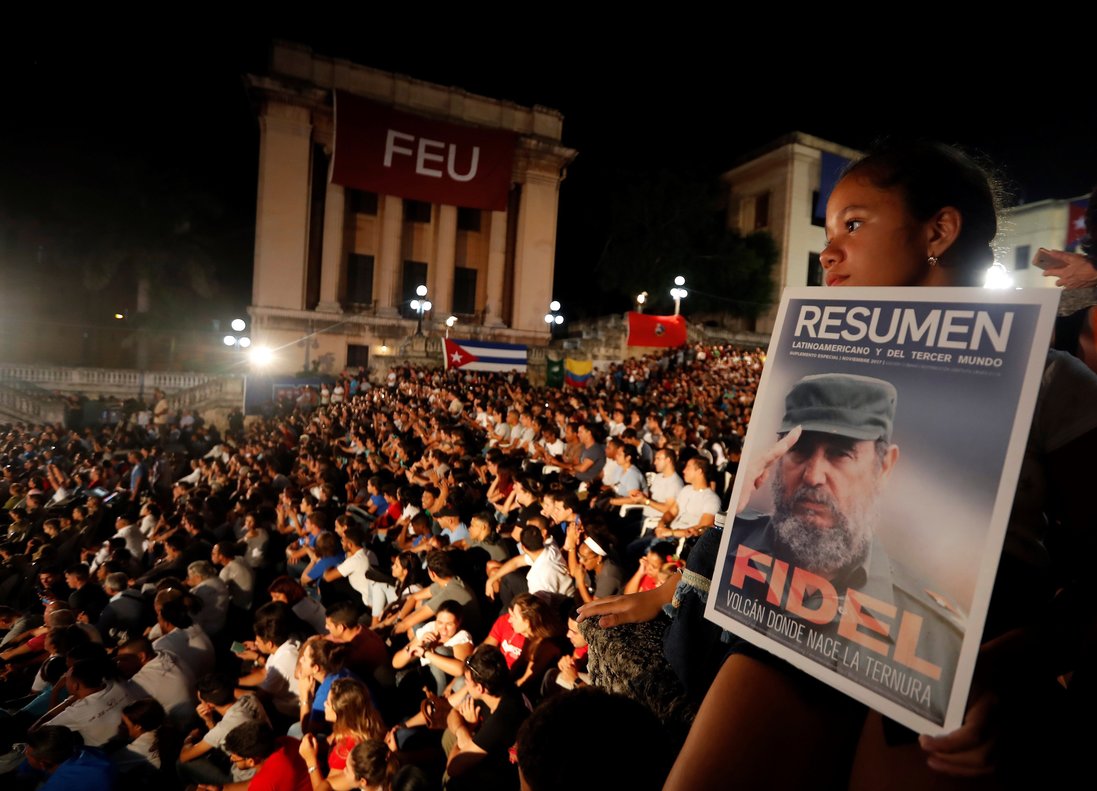 Una niña con una imagen de Fidel Castro  1926-2016   participa en una velada conmemorativa por el segundo aniversario del fallecimiento del lider historico de la Revolucion cubana en la escalinata de la Universidad de La Habana Cuba. EFE Ernesto Mastrascusa / EFE