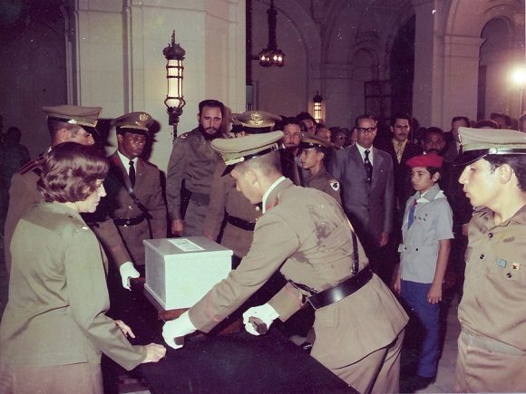 Fidel en el acto de entrega de las cenizas de Julio Antonio Mella, en el Aula Magna de la Universidad de La Habana, el 22 de agosto de 1975. Foto: Estudios Revolución/ Sitio Fidel Soldado de las Ideas. Fidel en el acto de entrega de las cenizas de Julio Antonio Mella, en el Aula Magna de la Universidad de La Habana, el 22 de agosto de 1975. Foto: Estudios Revolución/ Sitio Fidel Soldado de las Ideas.