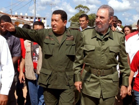 Fidel Castro recorre junto al Presidente de Venezuela Hugo Chávez la comunidad Simón Bolívar del municipio Sandino en Pinar del Río, durante la edición 231 del programa “Aló, Presidente”. Fidel Castro recorre junto al Presidente de Venezuela Hugo Chávez la comunidad Simón Bolívar del municipio Sandino en Pinar del Río, durante la edición 231 del programa “Aló, Presidente”.