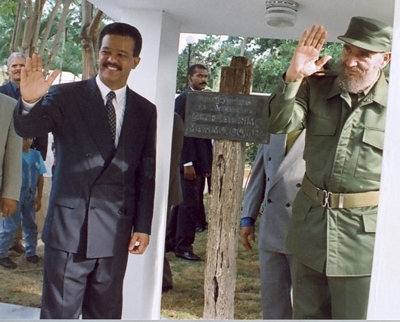 Junto al Presidente de República Dominicana, Leonel Fernández durante la visita a la casa de Máximo Gómez en Baní, República Dominicana, el 23 de agosto de 1998. Junto al Presidente de República Dominicana, Leonel Fernández durante la visita a la casa de Máximo Gómez en Baní, República Dominicana, el 23 de agosto de 1998.