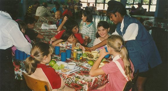 En el comedor en Tarará. Foto: Archivo médico cubano. En el comedor en Tarará. Foto: Archivo médico cubano.