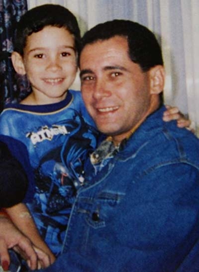 Una de las primeras imágenes de Juan Miguel y Elián, en abril de 2000, cuando el niño fue sacado de la casa donde permanecía secuestrado y le fue entregado a su padre. Foto: Archivo Una de las primeras imágenes de Juan Miguel y Elián, en abril de 2000, cuando el niño fue sacado de la casa donde permanecía secuestrado y le fue entregado a su padre. Foto: Archivo