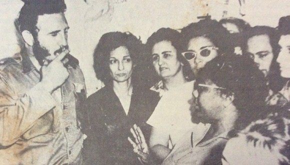 Fidel junto a las Ana Betancourt. En el grupo Elsa Gutiérrez (con gafas), directora de la primera Escuela para campesinas. Foto: Cortesía de la entrevistada.