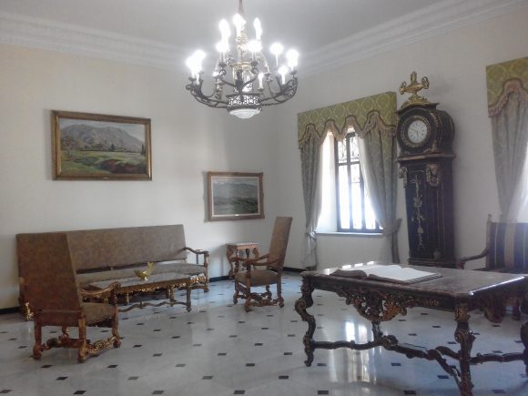 El libro de visitantes donde el Comandante en Jefe firmó en dos ocasiones. Al fondo es visible un gran reloj que perteneció a Napoleón Bonaparte. El libro de visitantes donde el Comandante en Jefe firmó en dos ocasiones. Al fondo es visible un gran reloj que perteneció a Napoleón Bonaparte.