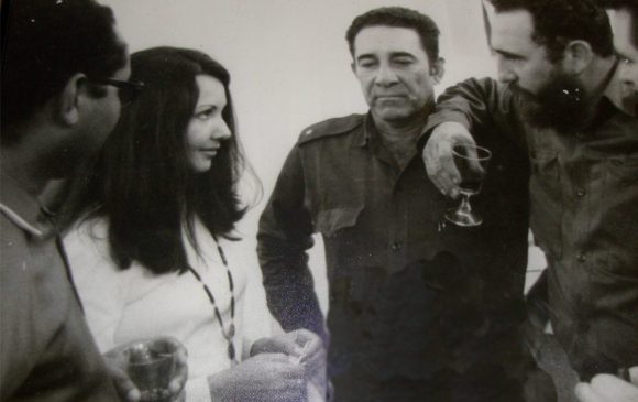 De izquierda a derecha, Oscar Oramas, Irma Cáceres, Comandante Lizardo Proenza, Fidel y Comandante Raúl Argüelles. De izquierda a derecha, Oscar Oramas, Irma Cáceres, Comandante Lizardo Proenza, Fidel y Comandante Raúl Argüelles.
