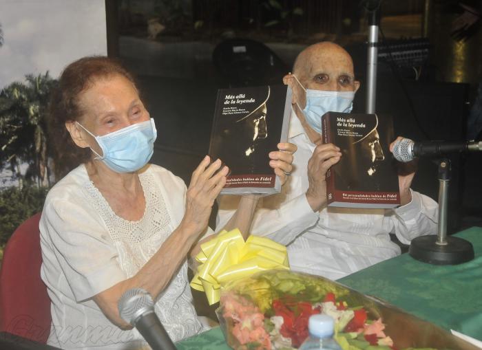 Presentación del libro Más allá de la leyenda, de los autores Estela Bravo, Ernesto Mario Bravo y Olga Rosa Gomez. Foto: Ismael Batista Ramírez Presentación del libro Más allá de la leyenda, de los autores Estela Bravo, Ernesto Mario Bravo y Olga Rosa Gomez. Foto: Ismael Batista Ramírez