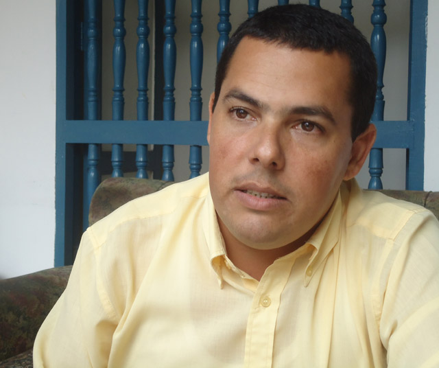 Víctor Aguilera Nonell, profesor de Historia de la Universidad de Holguín. Máster en Historia y Cultura. Labora en la organización de fotos de Fidel del archivo de la Oficina de Asuntos Históricos del Consejo de Estado. Fotos: De la autora y archivo personal del entrevistado Víctor Aguilera Nonell, profesor de Historia de la Universidad de Holguín. Máster en Historia y Cultura. Labora en la organización de fotos de Fidel del archivo de la Oficina de Asuntos Históricos del Consejo de Estado. Fotos: De la autora y archivo personal del entrevistado
