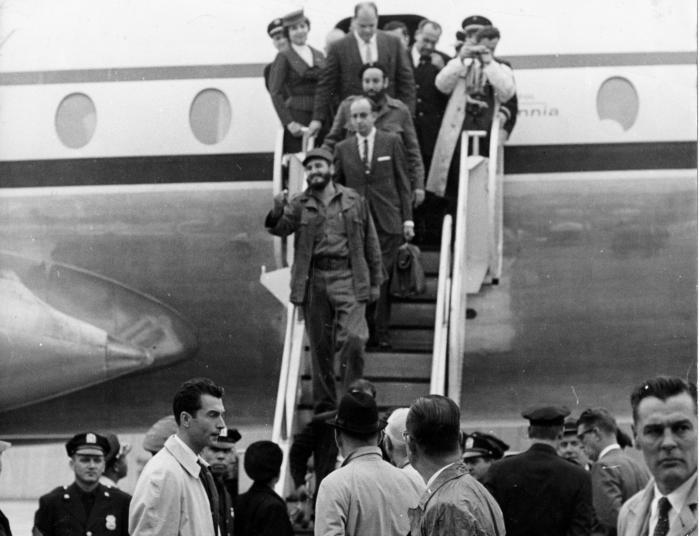 Fidel desciende la escalerilla del avión en aerpuerto internacional Idlewild, en Nueva York.
