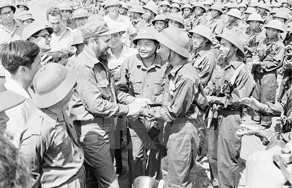 Fidel Castro saluda a los soldados de la liberación. Foto: VNA. Fidel Castro saluda a los soldados de la liberación. Foto: VNA.
