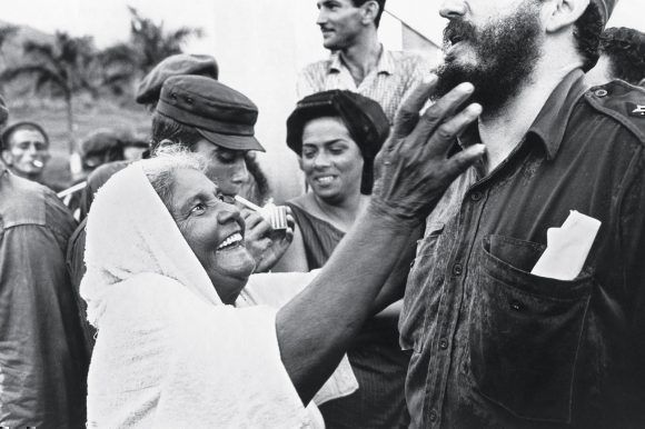 Una campesina del Uvero saluda a Fidel y le toca su barba, 1965. Foto: Lee Lockwood Una campesina del Uvero saluda a Fidel y le toca su barba, 1965. Foto: Lee Lockwood