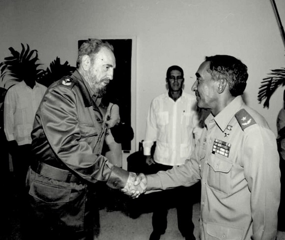 El líder de la Revolución Cubana Fidel Castro junto a Arnaldo Tamayo. Foto: Cortesía del autor. El líder de la Revolución Cubana Fidel Castro junto a Arnaldo Tamayo. Foto: Cortesía del autor.