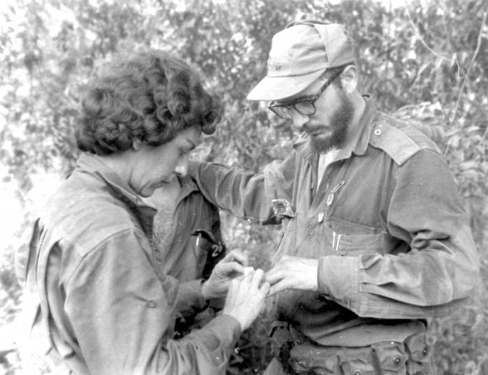 Celia Sánchez y Fidel en la Sierra Maestra. Foto: Archivo