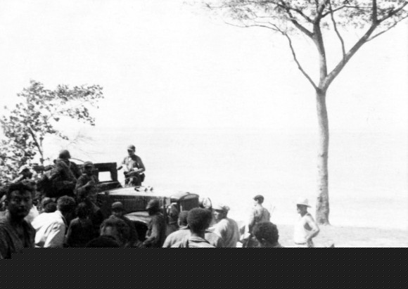 Guerrileros del Ejército Rebelde junto a un camión capturado en El Uvero Guerrileros del Ejército Rebelde junto a un camión capturado en El Uvero