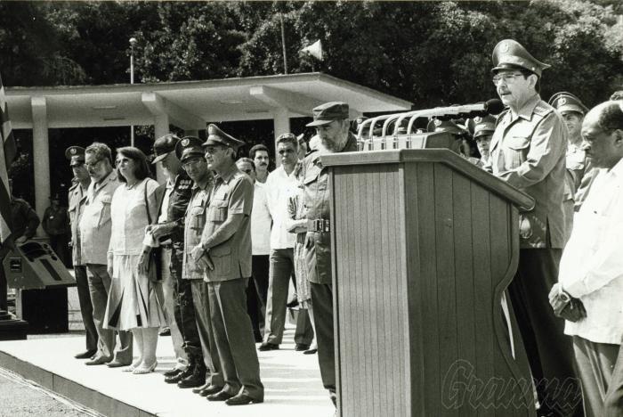 «Informo il nostro popolo e informo lei, Comandante in Capo: l’Operazione Carlota è terminata!», disse il Generale d’Esercito Raúl Castro nel 1991. Foto: Orlando Cardona «Informo il nostro popolo e informo lei, Comandante in Capo: l’Operazione Carlota è terminata!», disse il Generale d’Esercito Raúl Castro nel 1991. Foto: Orlando Cardona