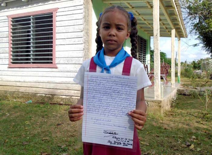 Daniela guarda con cariño la carta con la dedicatoria de Fidel Daniela guarda con cariño la carta con la dedicatoria de Fidel