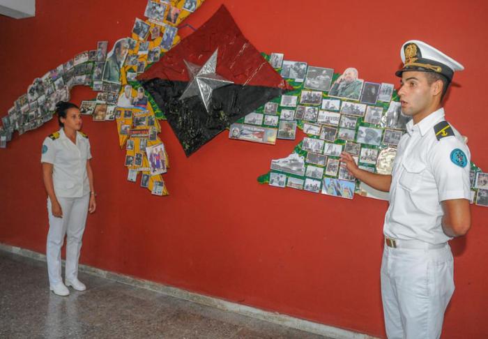 Los guardiamarinas Elianne Martel y Félix Onell, explican que la obra fue presentada por vez primera el 24 de noviembre, un día antes de la noticia del fallecimiento del líder de la Revolución. Foto: Jose M. Correa