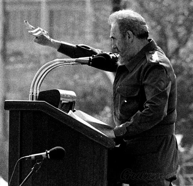 Fidel expresó con firmeza inolvidable que Revolución es, entre otras cosas, «desafiar poderosas fuerzas dominantes dentro y fuera del ámbito social y nacional» y «no mentir jamás ni violar principios éticos». Foto: Juvenal Balán Fidel expresó con firmeza inolvidable que Revolución es, entre otras cosas, «desafiar poderosas fuerzas dominantes dentro y fuera del ámbito social y nacional» y «no mentir jamás ni violar principios éticos». Foto: Juvenal Balán