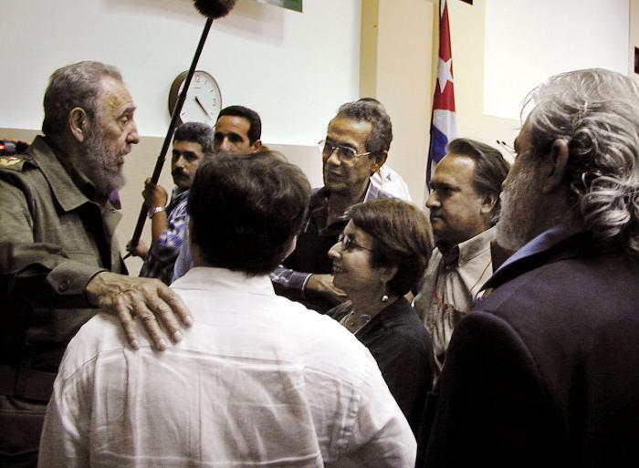 Fidel junto a artistas e intelectuales. Foto: Ahmed Velázquez Fidel junto a artistas e intelectuales. Foto: Ahmed Velázquez