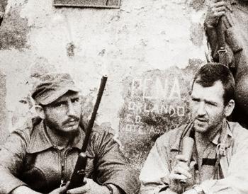 En plena Sierra Maestra, Fidel le concede una entrevista a Bob Taber, reportero de la CBS News. En plena Sierra Maestra, Fidel le concede una entrevista a Bob Taber, reportero de la CBS News.