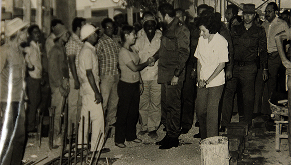 Fidel, como era su costumbre, dialogó con médicos, enfermeras y con obreros que edificaban el hospital pediátrico de Camagüey.