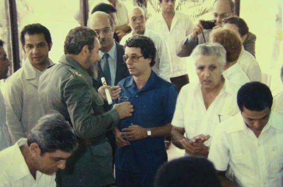 Fidel junto a Frei Betto y un grupo de científicos cubanos en la Inauguración del Centro de Ingeniería Genética y Biotecnología de La Habana. Foto: Cortesía del CIGB Fidel junto a Frei Betto y un grupo de científicos cubanos en la Inauguración del Centro de Ingeniería Genética y Biotecnología de La Habana. Foto: Cortesía del CIGB