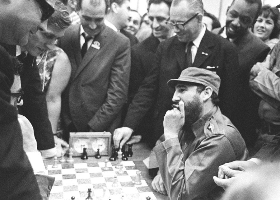 El líder de la Revolución, Fidel Castro Ruz, en su partida con el mexicano Filiberto Terrazas. El líder de la Revolución, Fidel Castro Ruz, en su partida con el mexicano Filiberto Terrazas.