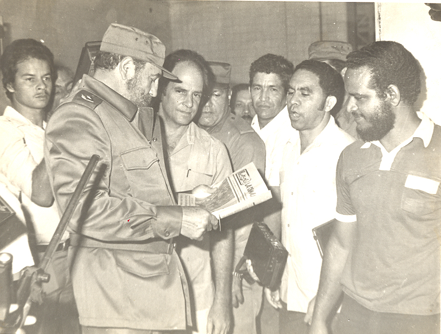 El Comandante en Jefe mira un ejemplar de La Demajagua; en frente, periodistas y trabajadores gráficos El Comandante en Jefe mira un ejemplar de La Demajagua; en frente, periodistas y trabajadores gráficos