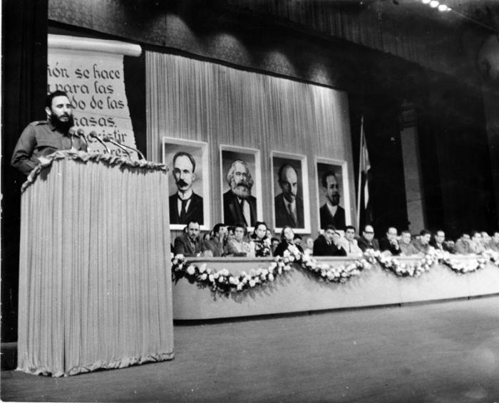 El Comandante en Jefe Fidel Castro presenta a los integrantes del Comité Central del Partido Comunista de Cuba, da lectura a la carta de despedida del Che, y anuncia la creación del periódico Granma. Foto: Jorge Oller El Comandante en Jefe Fidel Castro presenta a los integrantes del Comité Central del Partido Comunista de Cuba, da lectura a la carta de despedida del Che, y anuncia la creación del periódico Granma. Foto: Jorge Oller