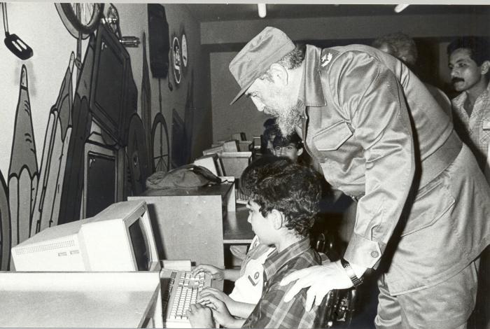 El Comandante Fidel Castro Ruz en la inauguración del Palacio de Computación el 7 de marzo de 1991. Foto: Juvenal Balán El Comandante Fidel Castro Ruz en la inauguración del Palacio de Computación el 7 de marzo de 1991. Foto: Juvenal Balán