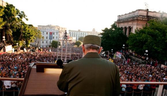 Y también resonó Fidel, como si estuviera hablándole otra vez a la multitud Y también resonó Fidel, como si estuviera hablándole otra vez a la multitud
