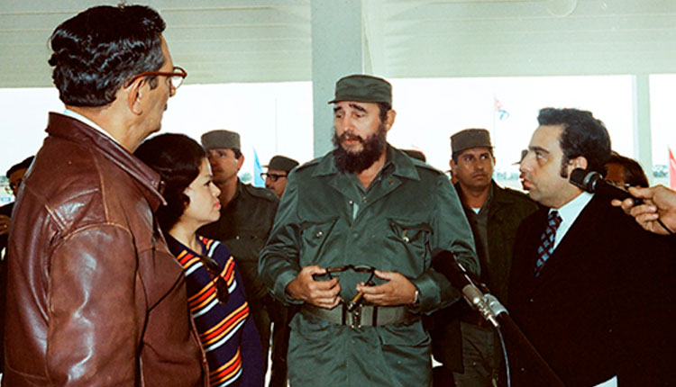 Cuando dejó inaugurado el IPVCE Federico Engels, el 27 de enero de 1978. Junto a él, Julio Camacho Aguilera, primer secretario del PCC en la provincia / Foto: Archivo.
