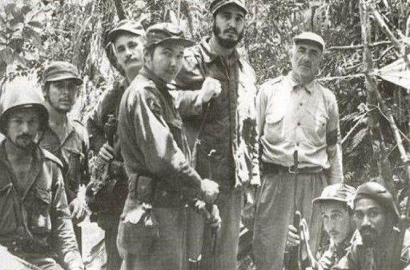 Fidel, Raúl y otros miembros del Ejército Rebelde Fidel, Raúl y otros miembros del Ejército Rebelde
