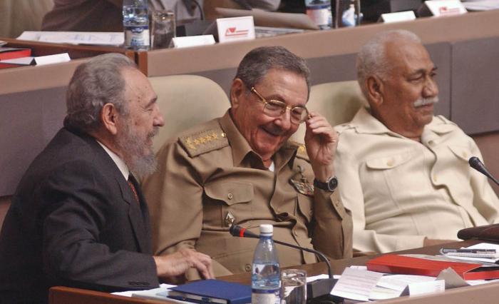 La resistencia increíble de este archipiélago ante asechanzas y hostilidades, descansa en la certera guía de Fidel y de Raúl. Foto: Ahmed Velázquez La resistencia increíble de este archipiélago ante asechanzas y hostilidades, descansa en la certera guía de Fidel y de Raúl. Foto: Ahmed Velázquez