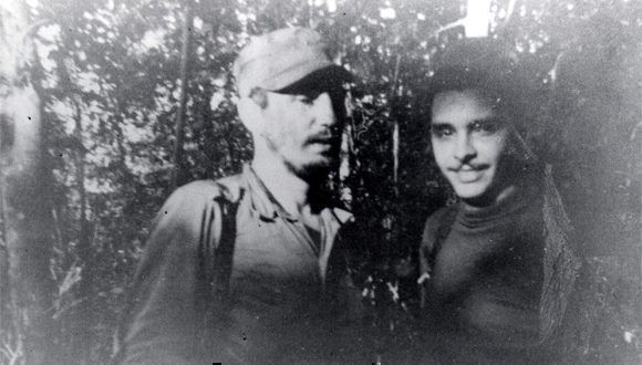 Fidel junto a Frank País, durante la primera reunión de la Dirección Nacional del Movimiento 26 de Julio, en la Finca de Epifanio Díaz campesino colaborador del Ejército Rebelde, 17 de febrero de 1957. Foto: Oficina de Asuntos Históricos del Consejo de Estado Fidel junto a Frank País, durante la primera reunión de la Dirección Nacional del Movimiento 26 de Julio, en la Finca de Epifanio Díaz campesino colaborador del Ejército Rebelde, 17 de febrero de 1957. Foto: Oficina de Asuntos Históricos del Consejo de Estado