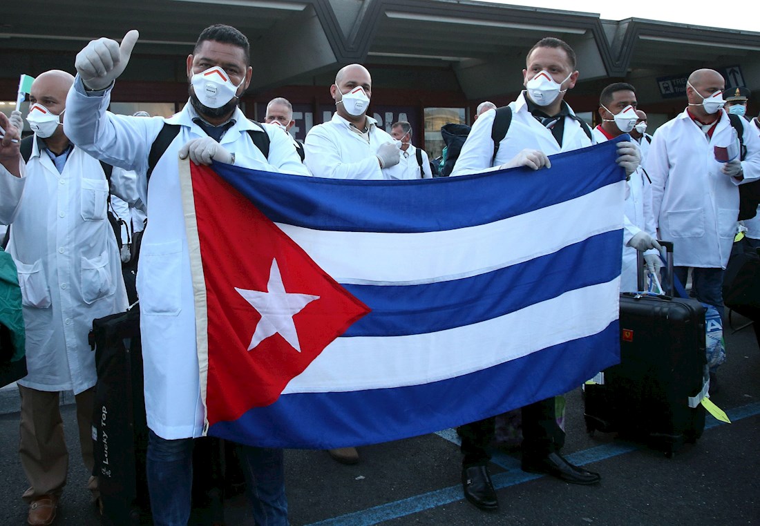 Brigada cubana con 52 doctores y enfermeros llegan a Milán, Italia, para brindar su apoyo en la batalla contra la COVID-19. Foto: Consulado de Cuba en Milán. Brigada cubana con 52 doctores y enfermeros llegan a Milán, Italia, para brindar su apoyo en la batalla contra la COVID-19. Foto: Consulado de Cuba en Milán.