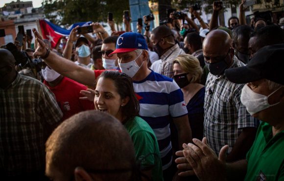 El Presidente cubano se apareció en La Tángana juvenil en el Parque Trillo. Foto: Yusmilis Dubrosky / Cubadebate El Presidente cubano se apareció en La Tángana juvenil en el Parque Trillo. Foto: Yusmilis Dubrosky / Cubadebate