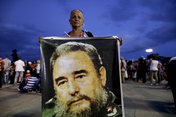 Mujer con gran afiche de Fidel en la Plaza Antonio Maceo, 3 de diciembre de 2016 Mujer con gran afiche de Fidel en la Plaza Antonio Maceo, 3 de diciembre de 2016