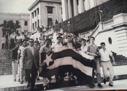 José Antonio Echeverría, acompañado de sus compañeros, bajando la Escalinata de la Universidad de La Habana durante una manifestación estudiantil. Autor: Archivo de JR Publicado: 23/02/2021 José Antonio Echeverría, acompañado de sus compañeros, bajando la Escalinata de la Universidad de La Habana durante una manifestación estudiantil. Autor: Archivo de JR Publicado: 23/02/2021