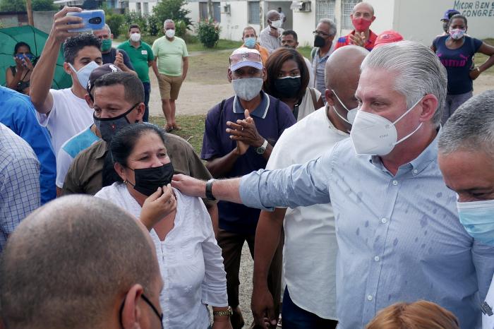 «Que la gente vea que, participando, podemos construir el socialismo desde el barrio», subrayó Díaz-Canel, al dialogar con pobladores de Santiago de Cuba. Foto: Estudios Revolución