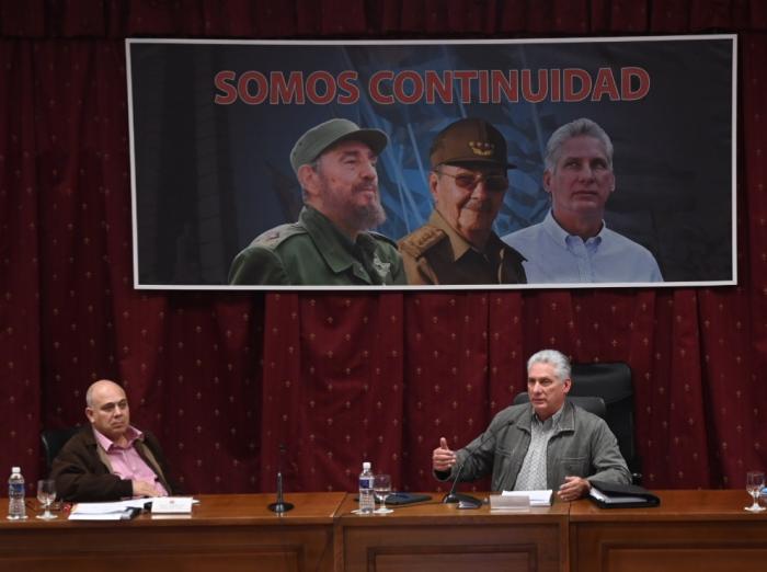 Díaz-Canel indicó que todas las buenas experiencias se multipliquen, se socialicen, se impulsen, se consoliden y vayan siendo más abarcadoras en todos los ámbitos. Foto: Estudios Revolución