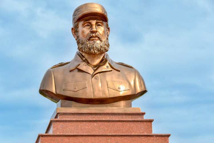El inédito busto en bronce de Fidel, montado sobre un pedestal de mármol en Quang Tri, Vietnam. Foto: Marta Llanes/ PL.