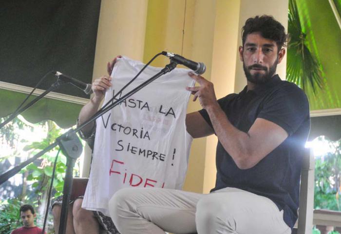 Juan Comingues muestra la camiseta dedicada a Fidel, durante su encuentro en el ICAP. Foto: Yander Zamora Juan Comingues muestra la camiseta dedicada a Fidel, durante su encuentro en el ICAP. Foto: Yander Zamora