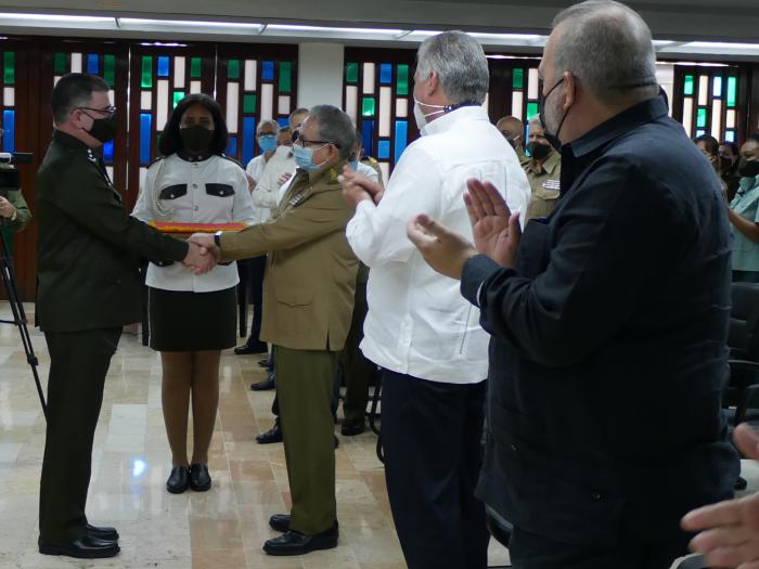 El General de Ejército Raúl Castro Ruz hizo entrega al Ministro del Interior de la Medalla Conmemorativa 60 aniversario del Minint. Foto: Estudios Revolución