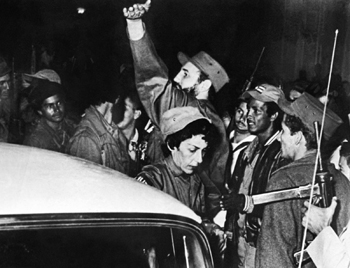En  Palma Soriano, Fidel, acompañado de Celia, es  aclamado por los combatientes tras el anuncio de la huida del tirano